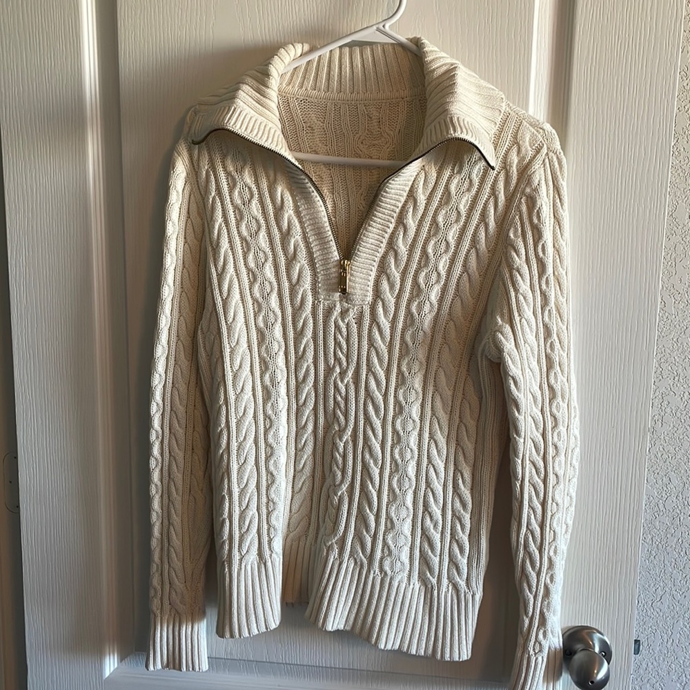 Women’s size small sweater. Great condition.